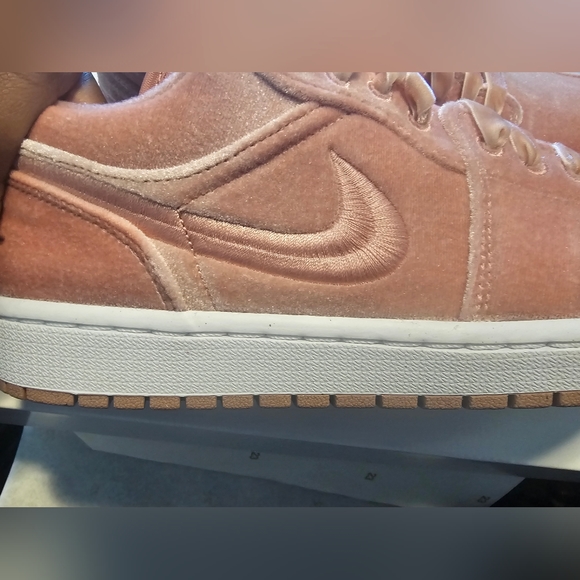 SOLD- JORDAN WMNS AIR JORDAN 1 LOW SE"Pink Velvet" - Picture 12 of 12